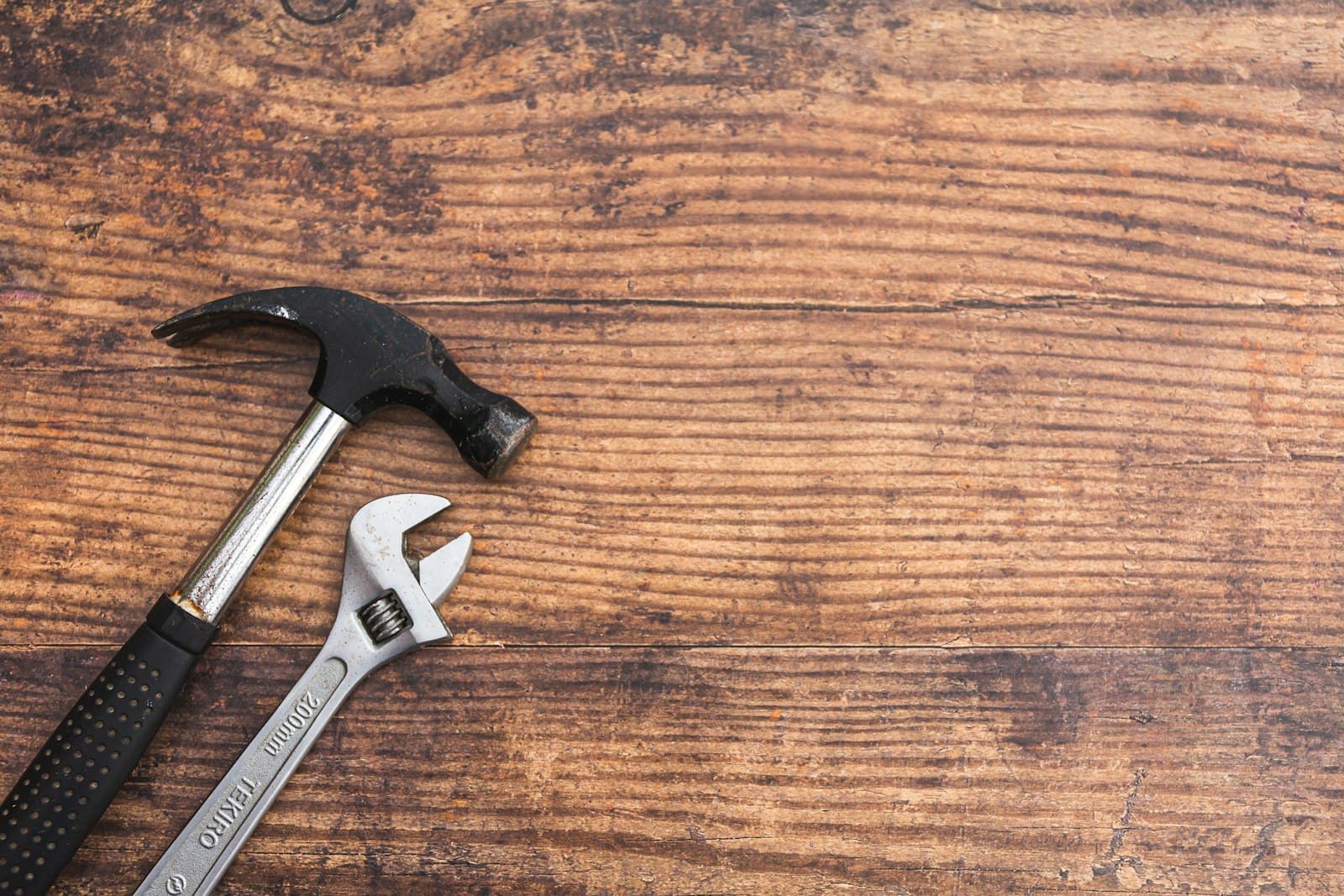 Técnico com ferramentas para atendimento residencial